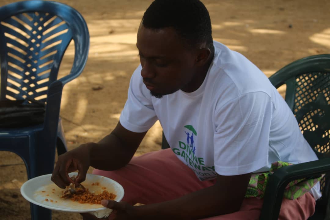 A man sitting at the table eating pizza.