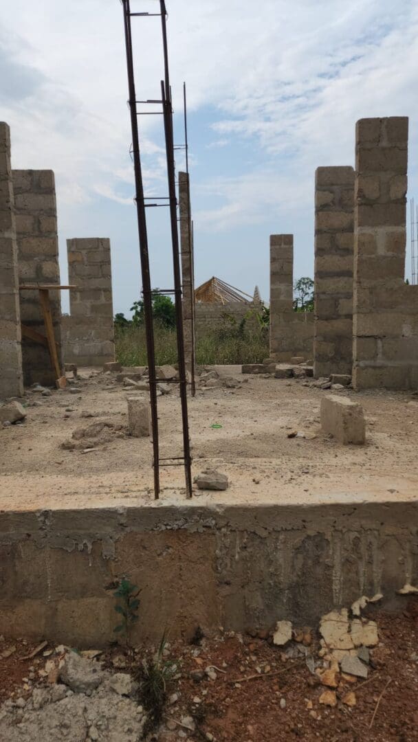 A view of some pillars and a building from the ground.